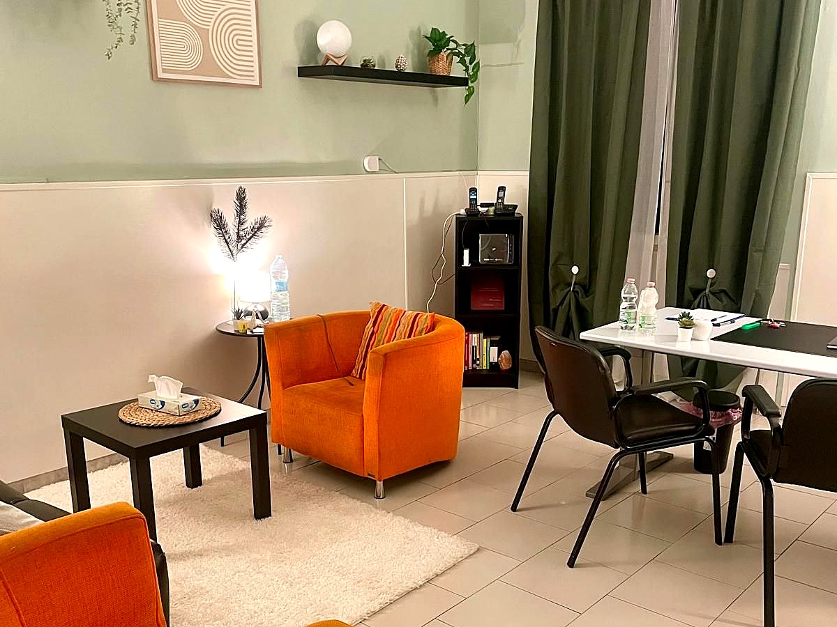 Lo studio di Giuseppina Pierino a Catania: due poltrone che si fronteggiano, pareti verde salvia